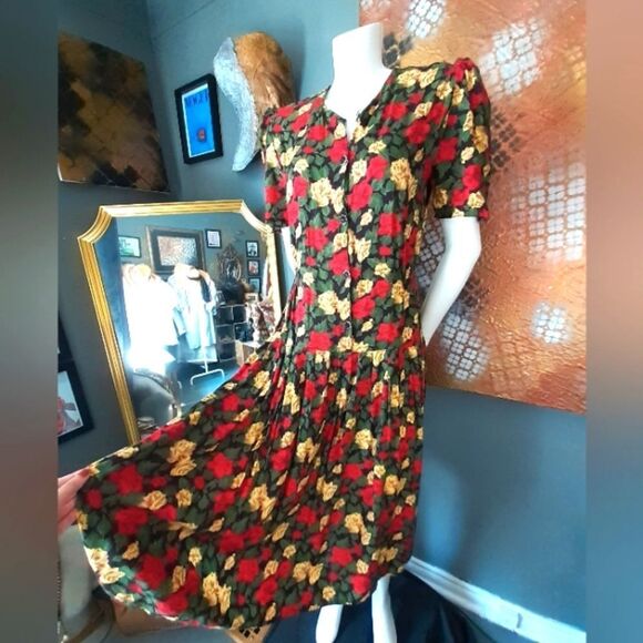 Vintage Dresses & Skirts - Vintage Dark Floral Button-Down Dress